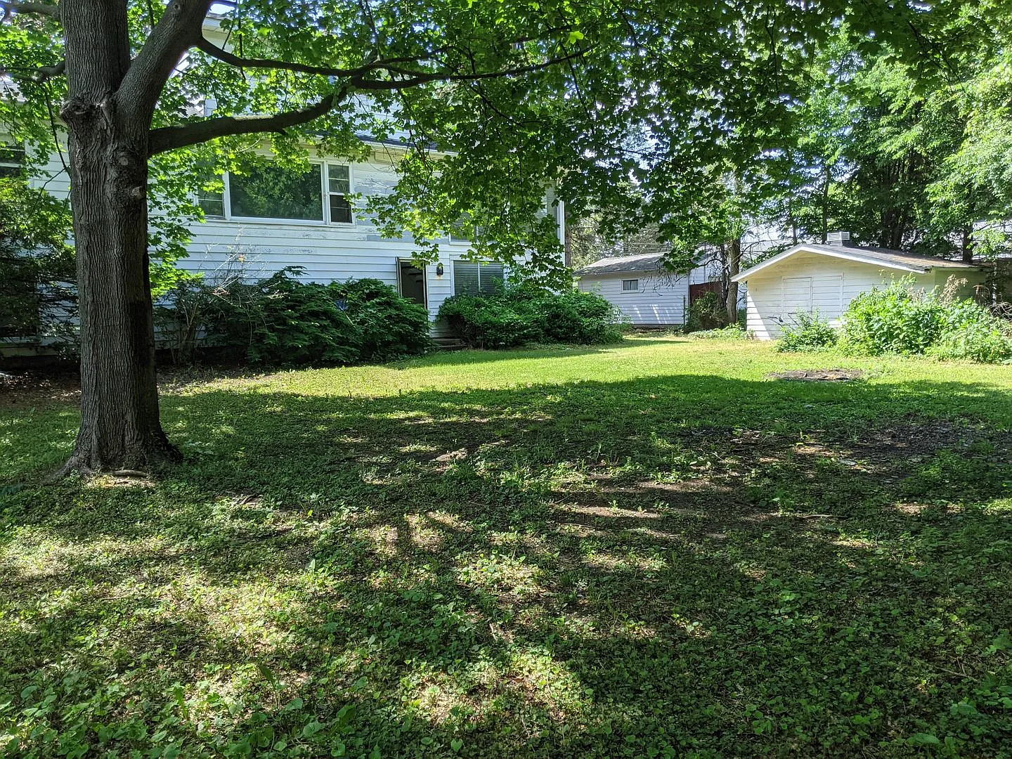 436 Russell Rd - 4 Bedroom Home — Photo 2