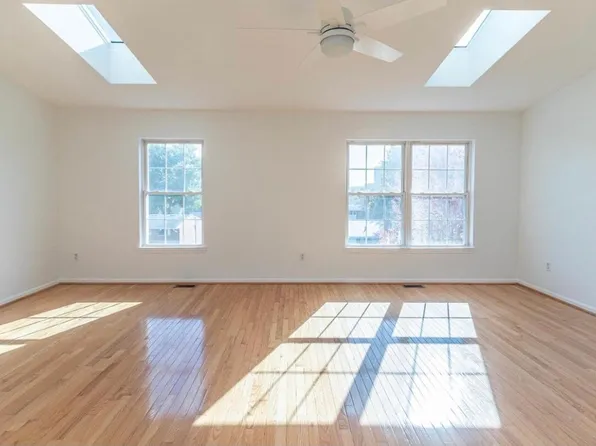 1177 Freesia Ct, Ann Arbor, MI 48105