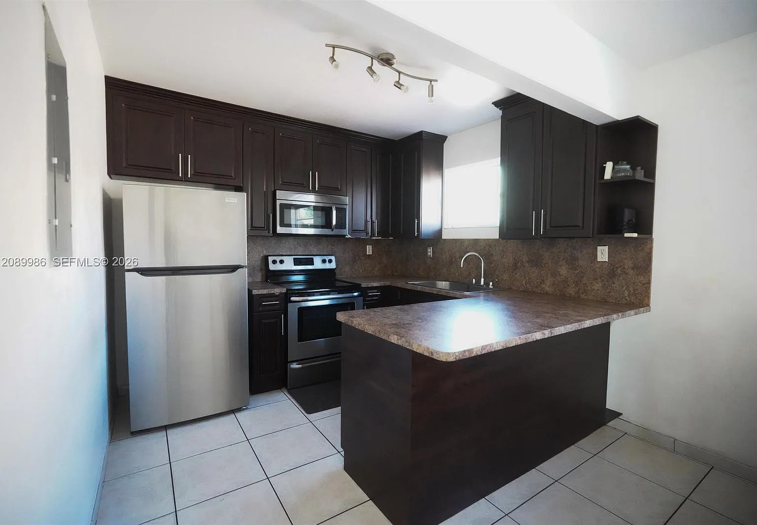 Amd Plat Venice Heights — Photo 2