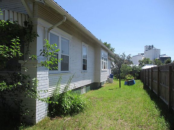 2nd image of 109 N Maple St
