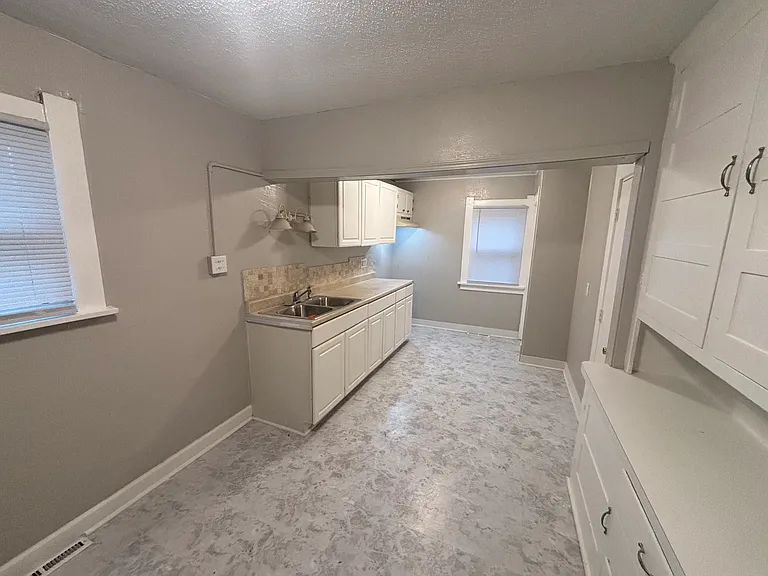 1350 Abbott Ave — Photo 2