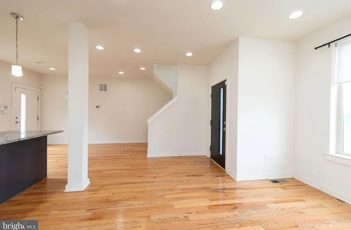 3 bed, 2371 sqft, $3,100 — Photo 3