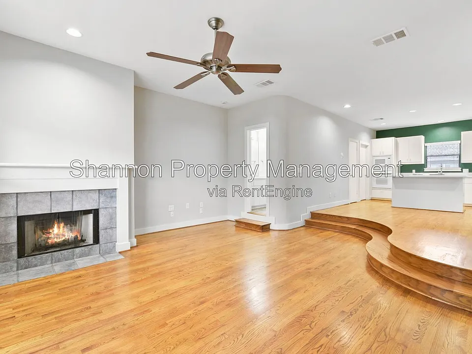 1604 Reinerman St