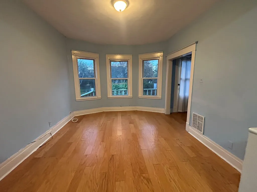 3 bed, 1100 sqft, $1,200 — Photo 2