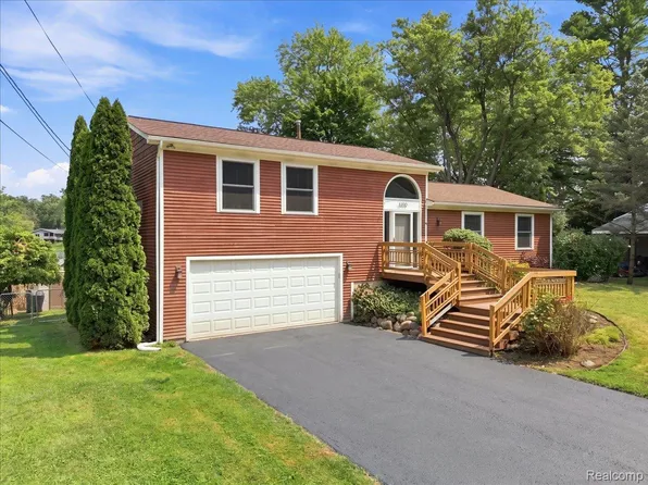 1255 Paul Blvd, Lake Orion, MI 48362