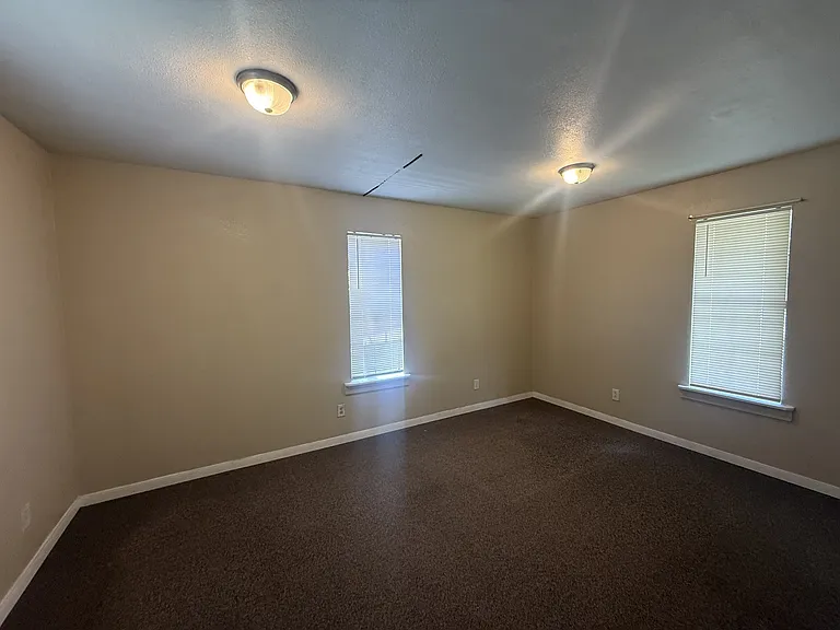 302 1/2 S Burleson St — Photo 5