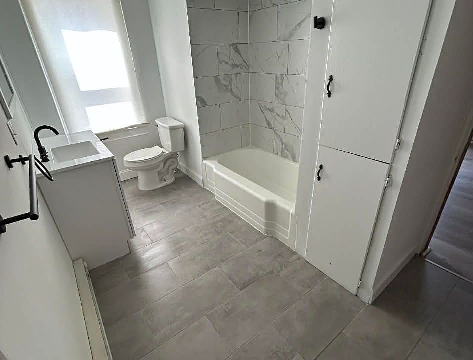 1st image of 423 W 4th St