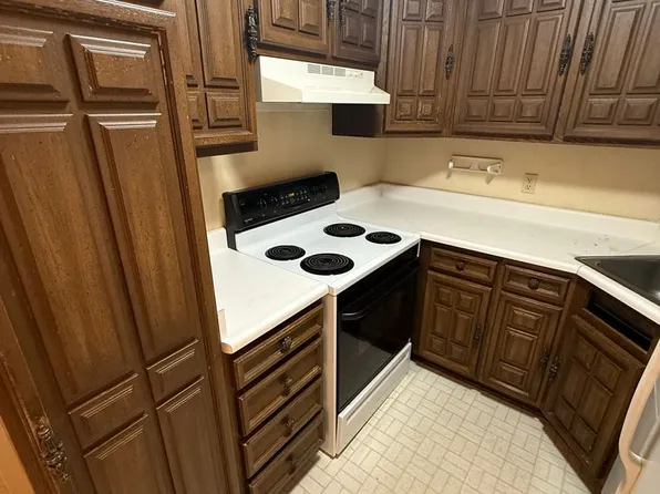 425 E. Henry Clay St., 425 E Henry Clay St #105, Milwaukee, WI 53217