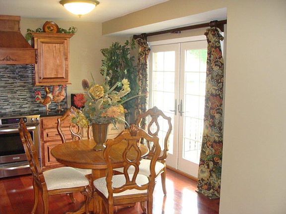 5th image of 106 Maplewood Pl