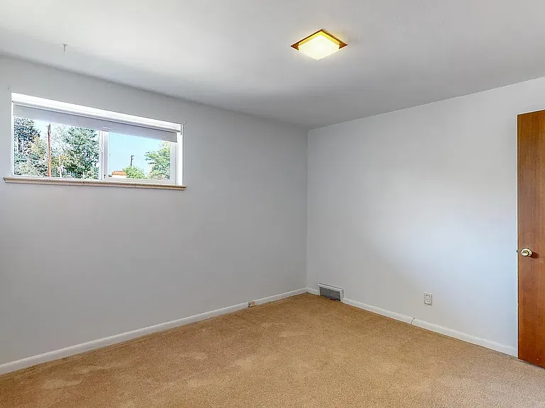 160 S Holly St — Photo 29
