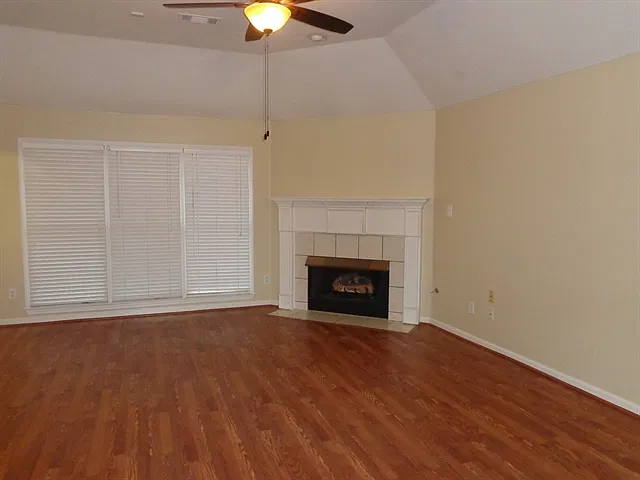 3 bed, 2.0 bath, 2057 sqft, $2,070 — Photo 4