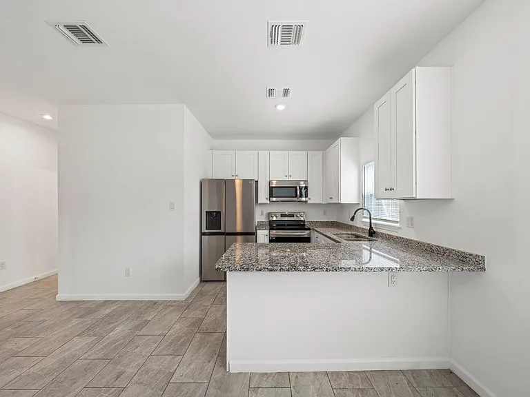 323 Gabriel St #201 — Photo 10