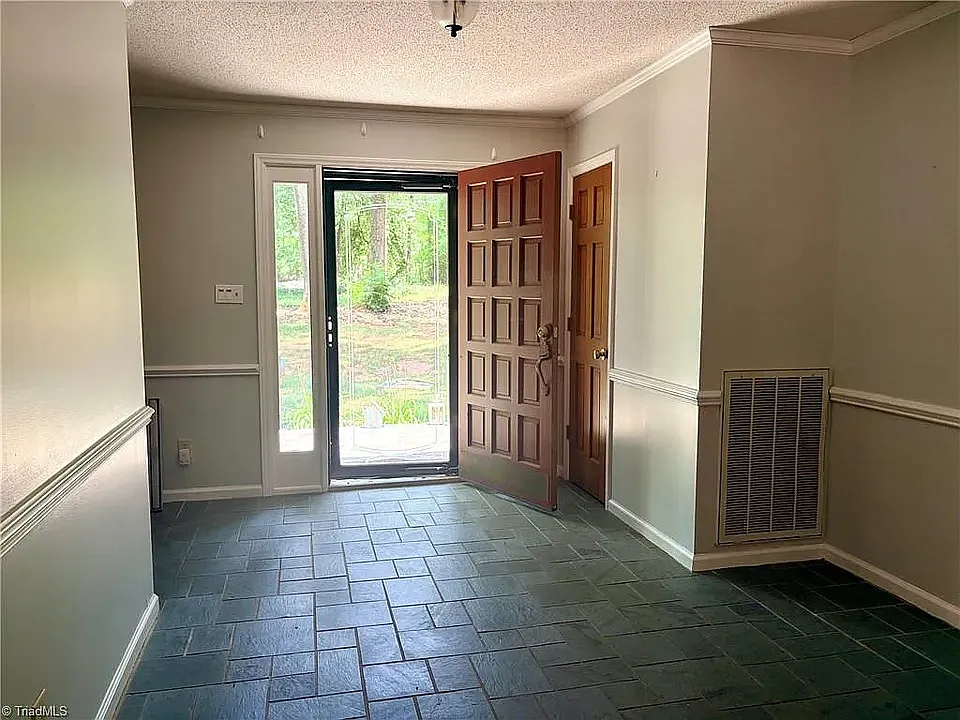 3 bed, 2789 sqft, $2,750 — Photo 3