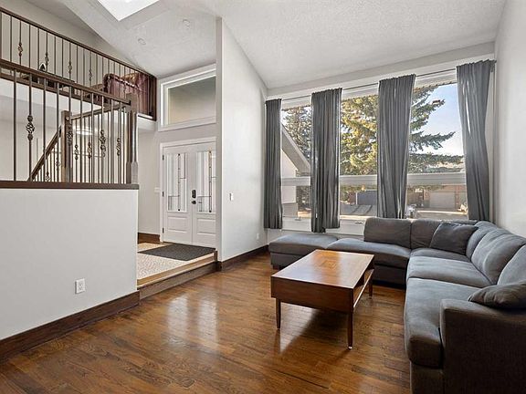 5th image of 40 E Wood Cres SW