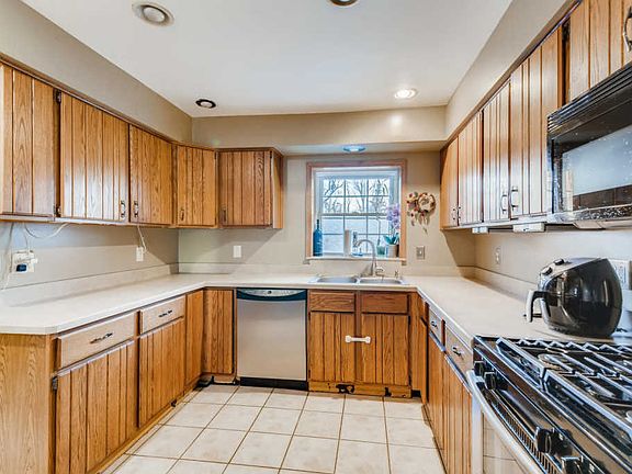 2nd image of 139 Iroquois St