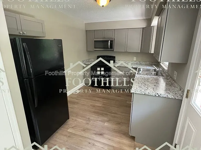 411 Camellia Dr — Photo 4