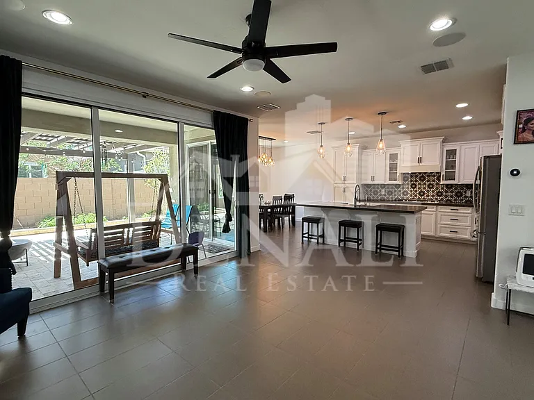 1729 W Myrna Ln — Photo 3