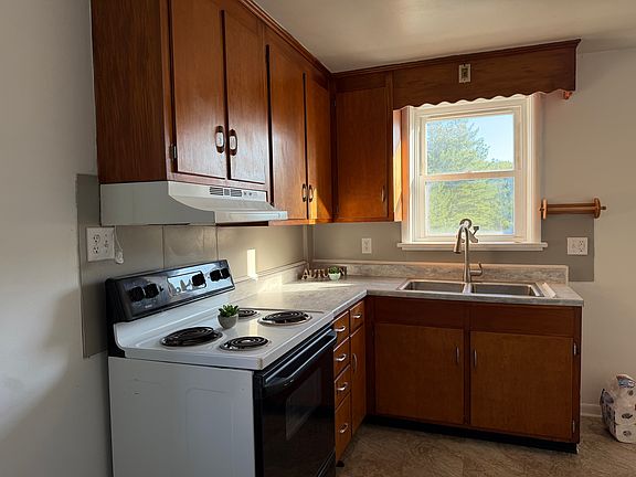 5th image of 122 Main St