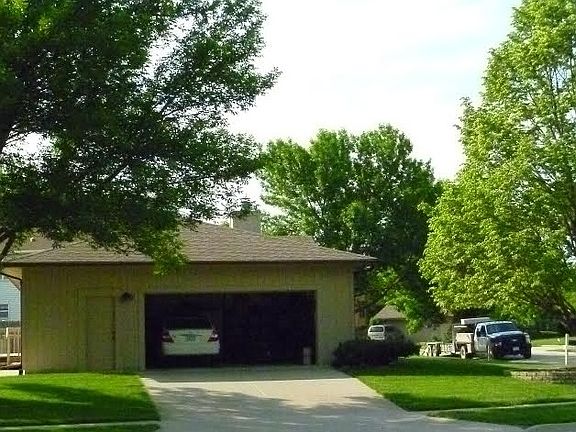 2.5 car garage & deck!