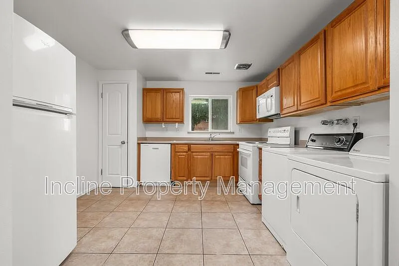 2 bed, 1.0 bath, 825 sqft, $1,350 — Photo 3