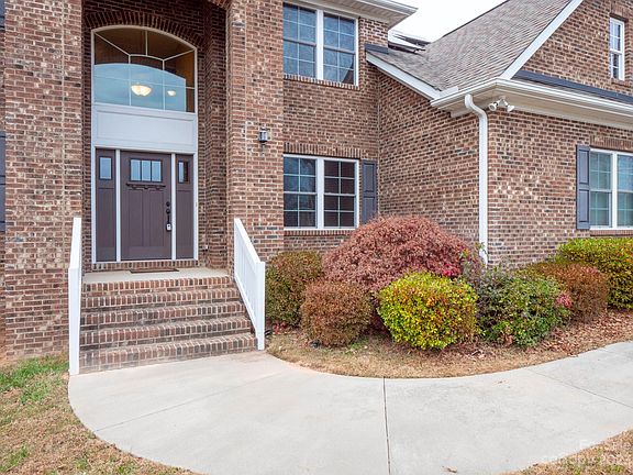 4th image of 593 Carollbrook Dr