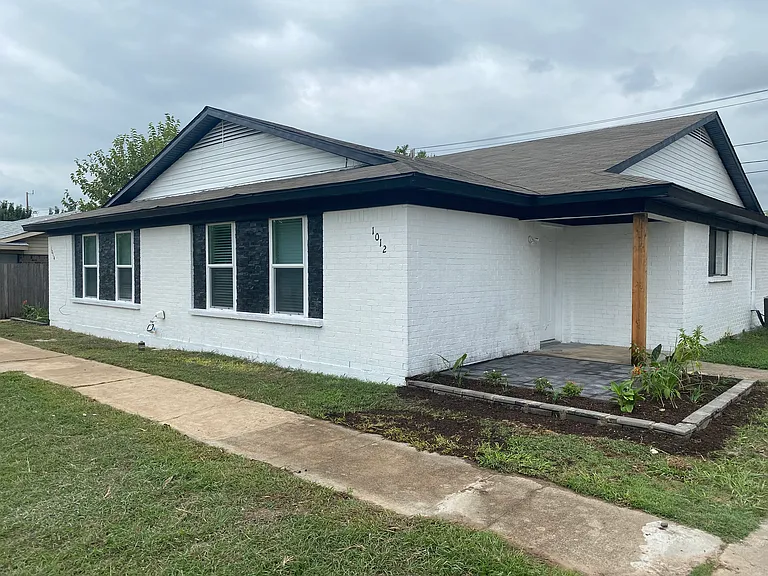 1012 Poplar St — Photo 1