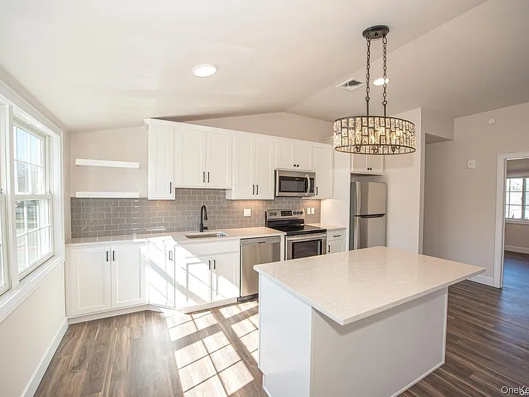 1090 New York Ave #PENTHOUSE — Photo 2