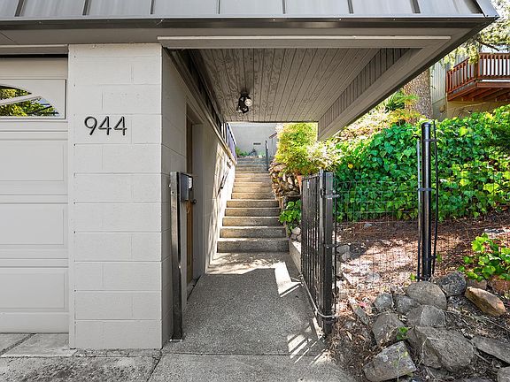 3rd image of 944 Summerfield Road