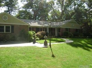 14 Meudon Dr, Locust Valley, NY 11560