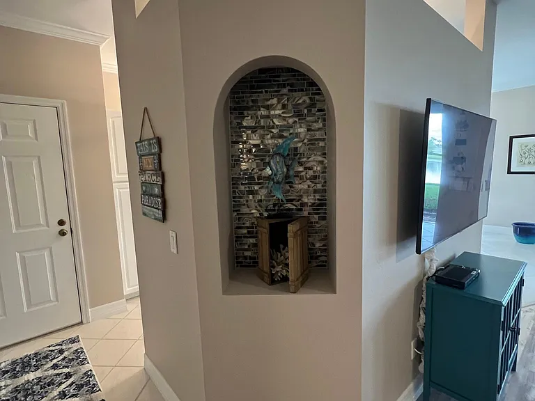 Entry curio