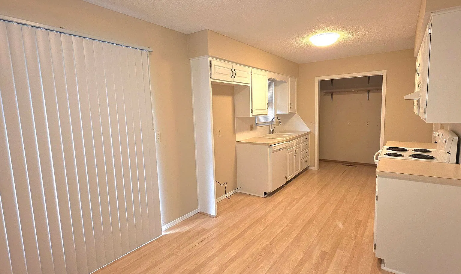 2 Bedroom 2 Bathroom Home $995! — Photo 3