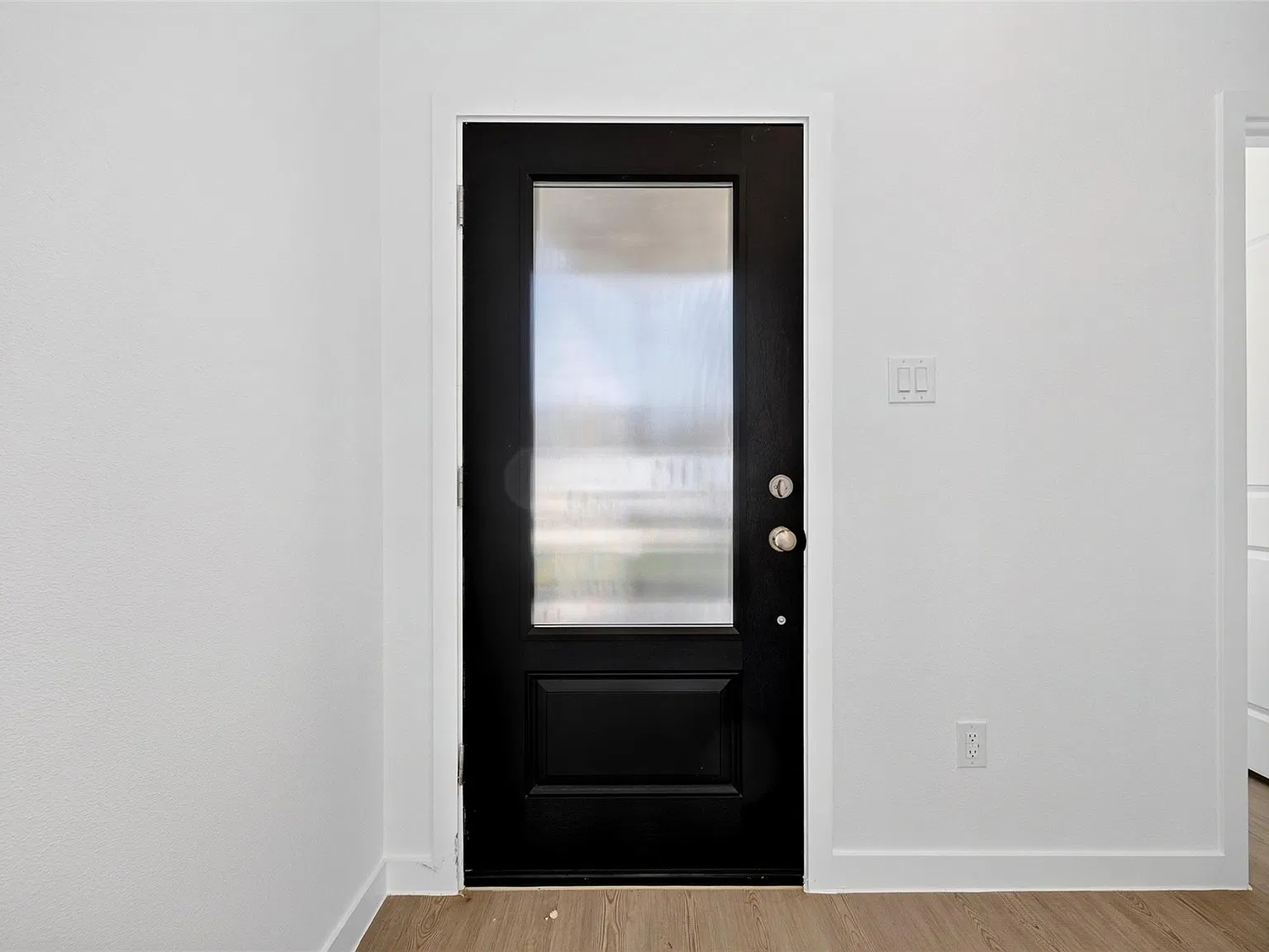 3 bed, 2.0 bath, 2400 sqft, $3,000 — Photo 4