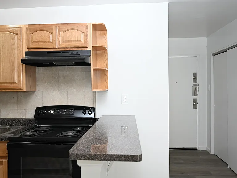 140 Washington St — Photo 2