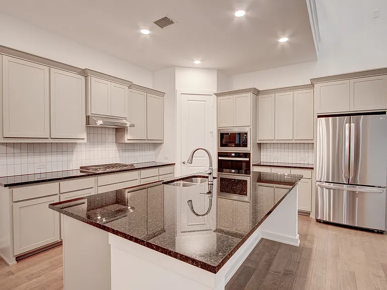 724 Kendall Ln — Photo 17