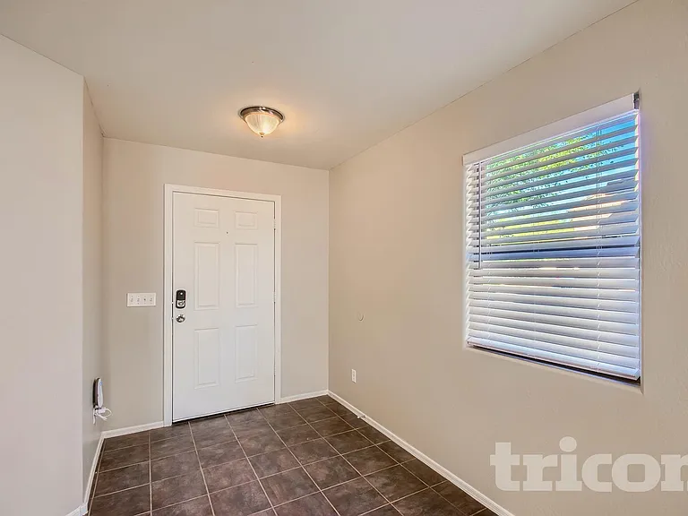 13301 E Primrose Ln — Photo 2