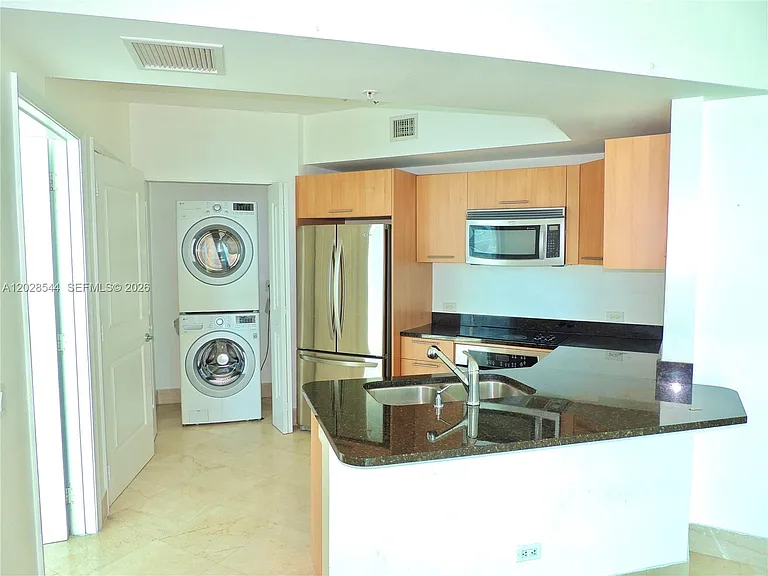 480 NE 30th St #1105 — Photo 2