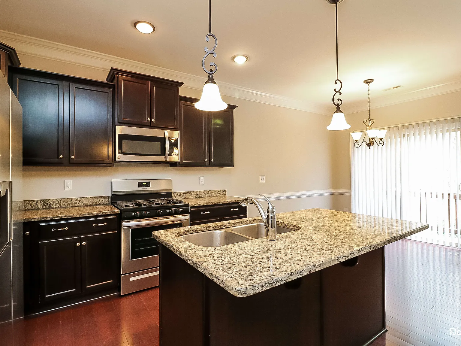 3 bed, 2.0 bath, 2049 sqft, $2,090 — Photo 4