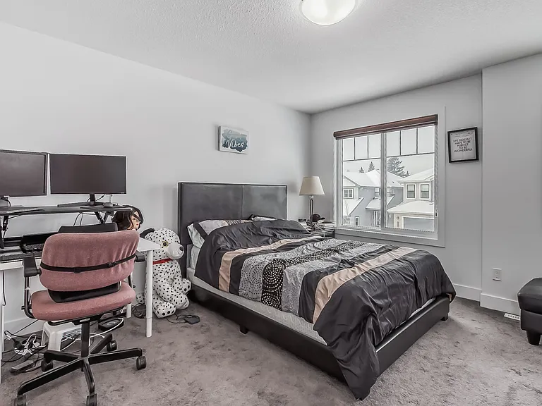173 Cavanagh Cmn SW — Photo 37