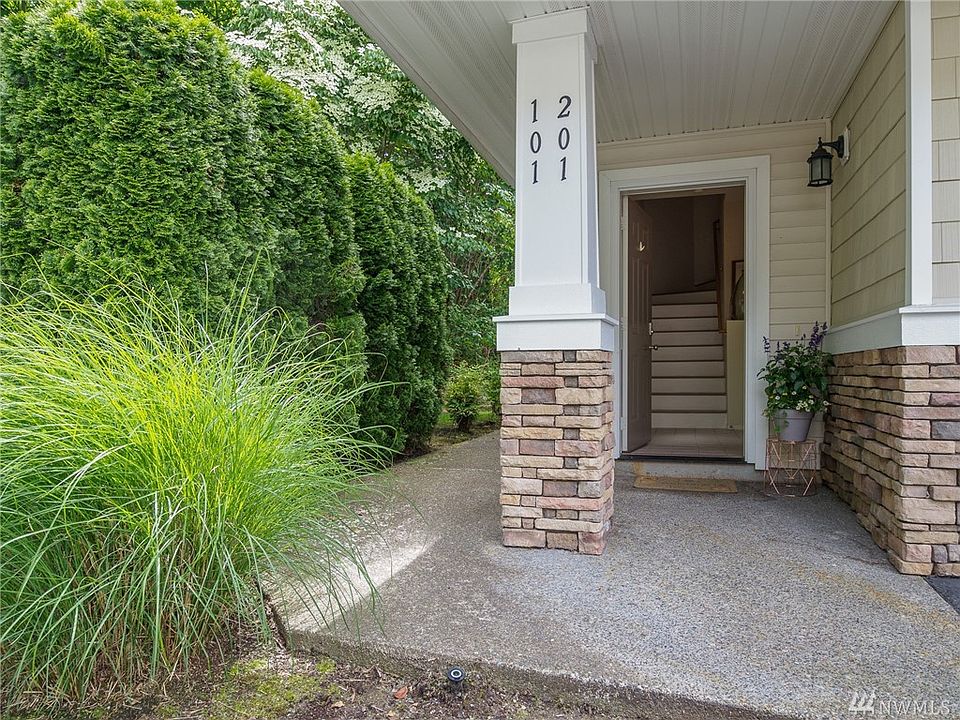 Pleasant and peaceful corner-unit surrounded by open space, NOT neighbors or road noise! Offers plentiful parking and loads of u