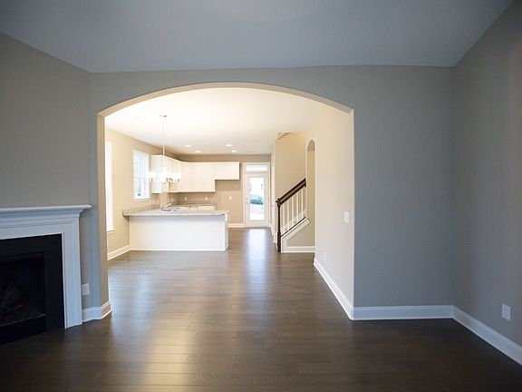 3rd image of 104 Somerset Dr