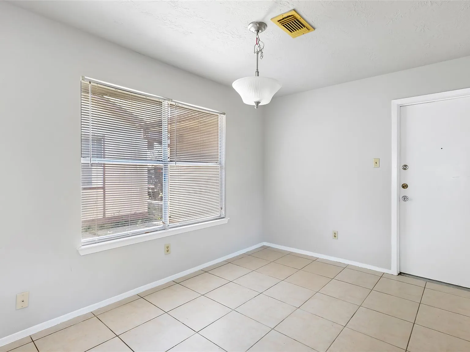 3 bed, 2.0 bath, 1628 sqft, $1,725 — Photo 2