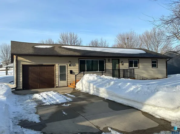 119 E Fairway Dr, Luverne, MN 56156