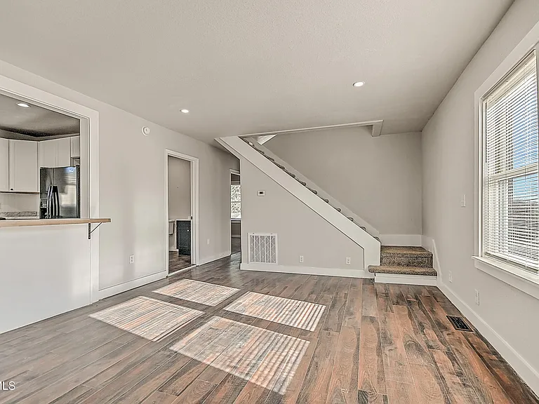 488 Virgil Ave — Photo 5