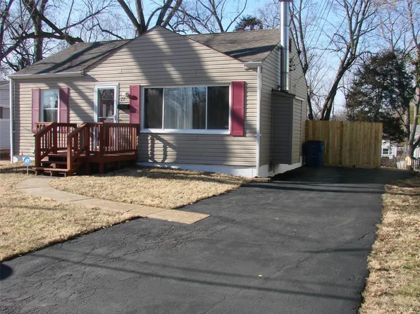 27 White Dr, Saint Louis, MO 63135