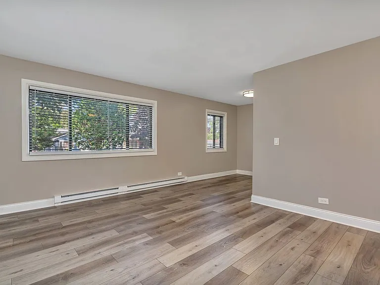 Lakeside Village Apartments — Photo 9