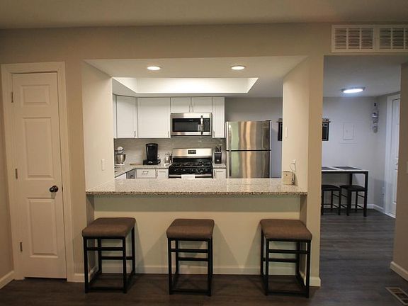 5th image of 6099 Courtly Alcove