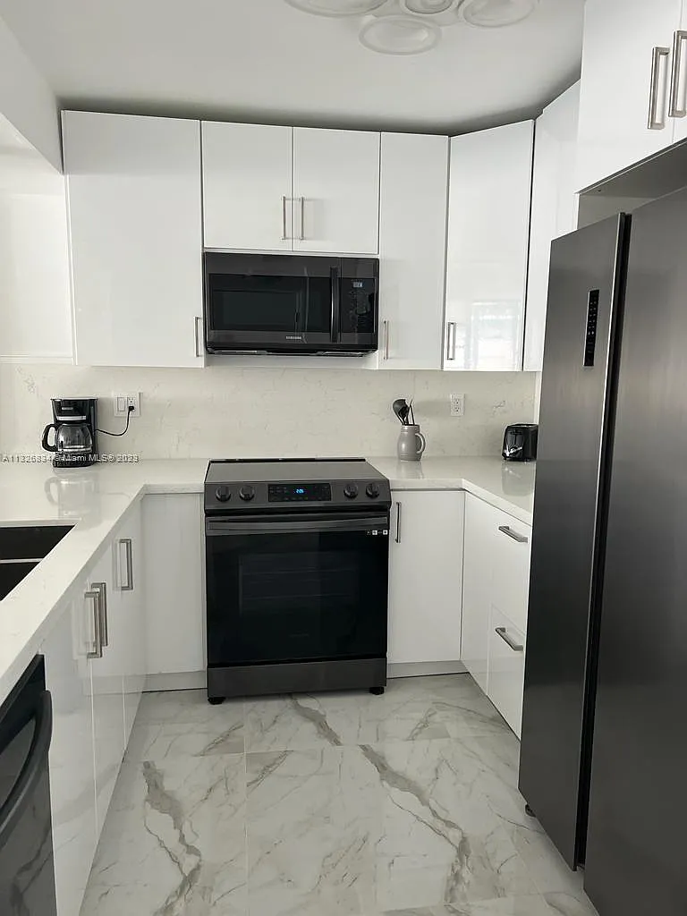 Sea Air Towers Condo — Photo 3