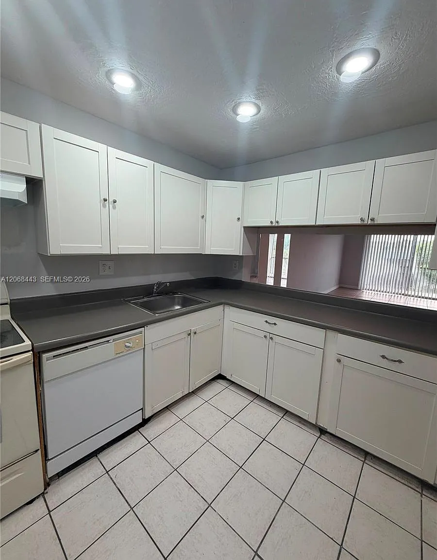Versailles Gardens Condo — Photo 4