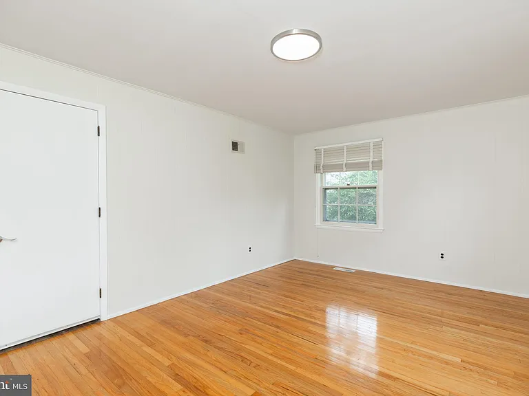 410 Woodlawn Ave — Photo 14