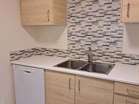2nd image of 2276 Cowern Pl E